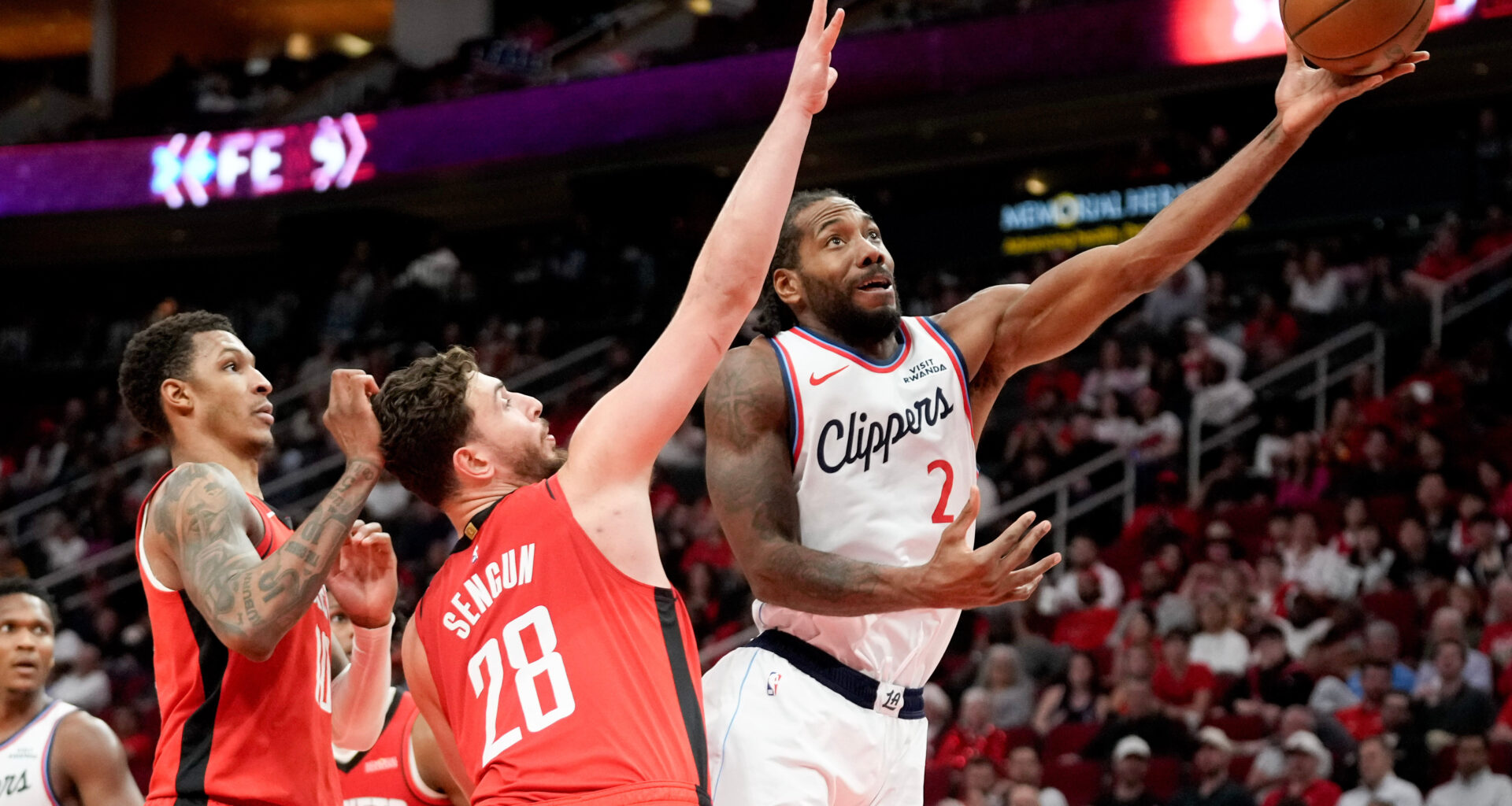 Kawhi Leonard hits a 3-point play with 2 seconds left as the Clippers beat the Rockets