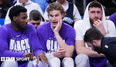 Jaren Jackson Jr and Lauri Markkanen sit on the bench