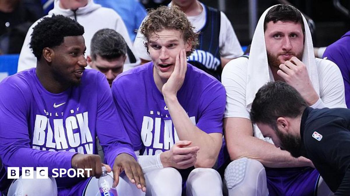 Jaren Jackson Jr and Lauri Markkanen sit on the bench