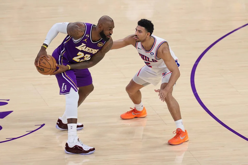 Los Ángeles Lakers forward LeBron James (23) surveys the floor during an NBA game against the Philadelphia 76ers on February 5, 2026.