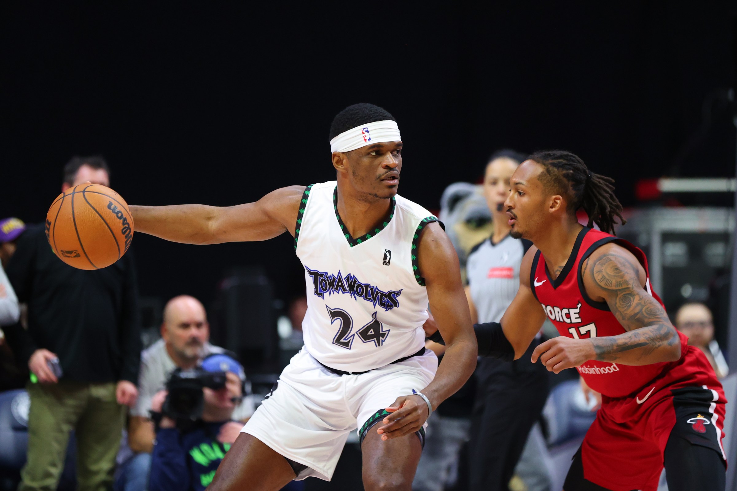 DES MOINES, IA - JANUARY 3: Alize Johnson #24 of the Iowa Wolves handles the ball during the game against the Sioux Falls Skyforce on January 3, 2026 at Casey’s Center in Des Moines, Iowa. NOTE TO USER: User expressly acknowledges and agrees that, by downloading and or using this Photograph, user is consenting to the terms and conditions of the Getty Images License Agreement. Mandatory Copyright Notice: Copyright 2026 NBAE (Photo by Jasey Bradwell/NBAE via Getty Images)