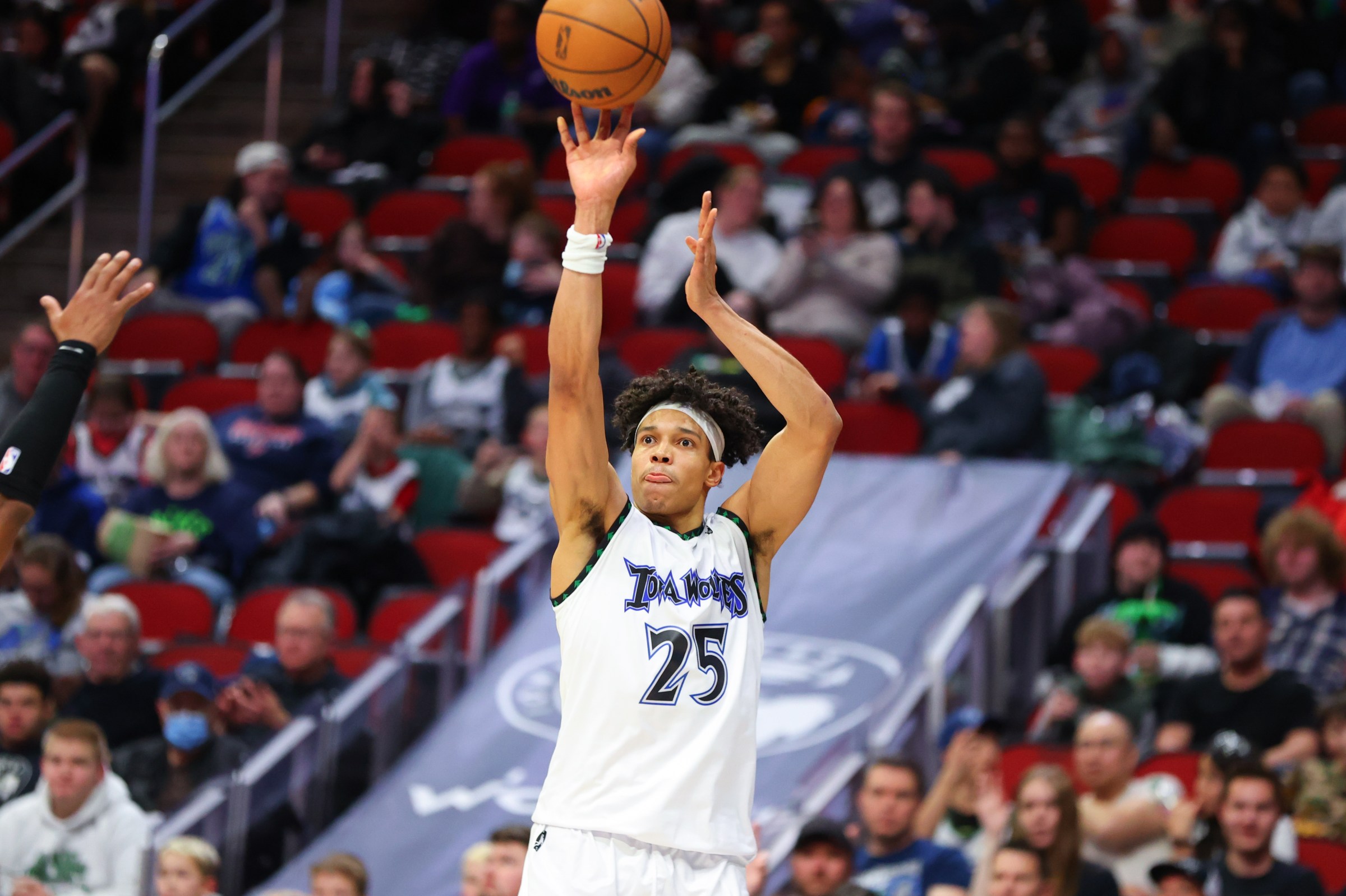 DES MOINES, IA - JANUARY 3: Enrique Freeman #25 of the Iowa Wolves shoots the ball during the game against the Sioux Falls Skyforce on January 3, 2026 at Casey’s Center in Des Moines, Iowa. NOTE TO USER: User expressly acknowledges and agrees that, by downloading and or using this Photograph, user is consenting to the terms and conditions of the Getty Images License Agreement. Mandatory Copyright Notice: Copyright 2026 NBAE (Photo by Jasey Bradwell/NBAE via Getty Images)