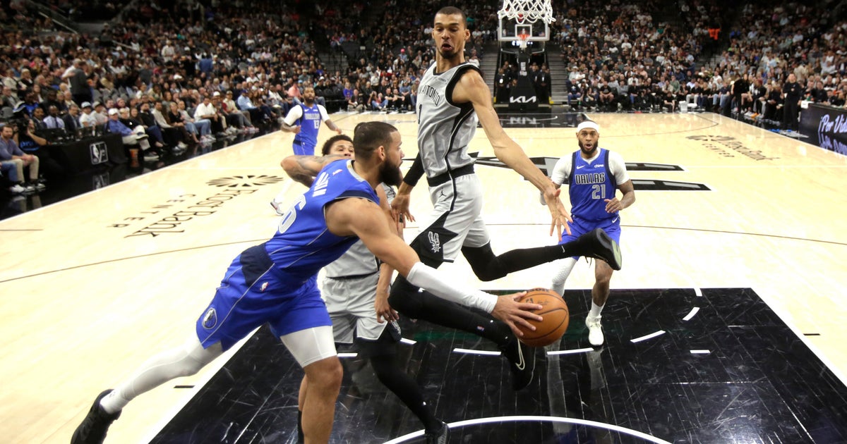 Castle drops 40-point triple-double as Spurs beat Mavericks again