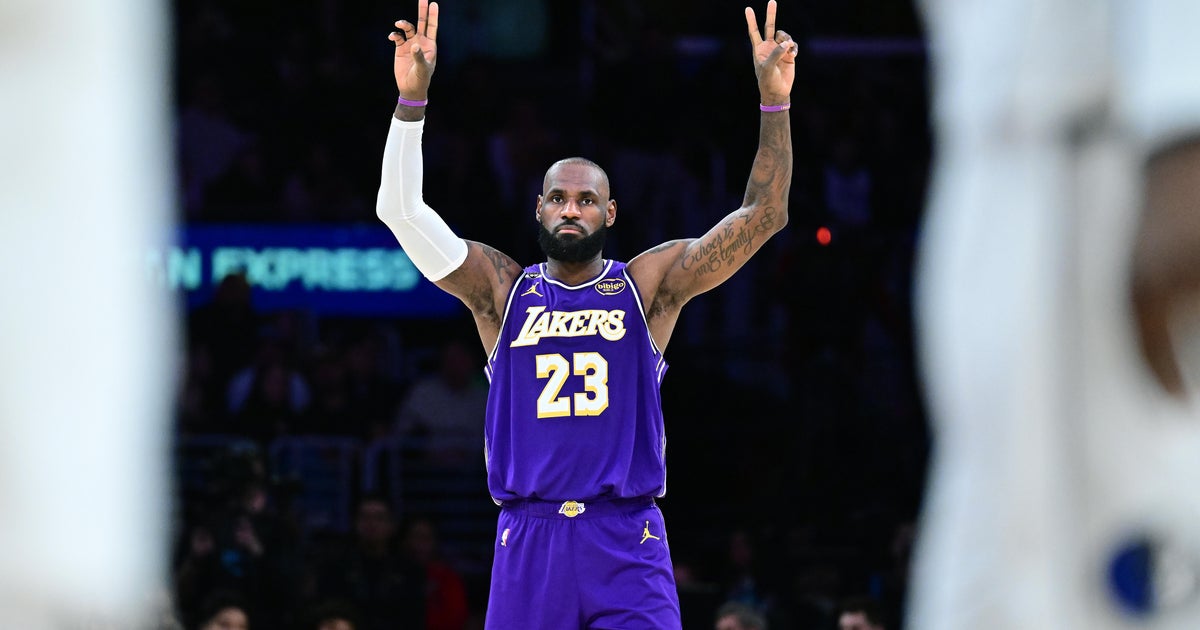 LeBron James becomes oldest player with triple-double in Lakers' 124-104 win over Mavericks