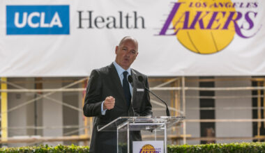 Longtime Lakers executive to leave team