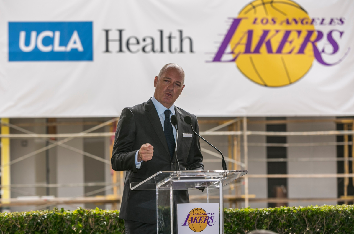Longtime Lakers executive to leave team
