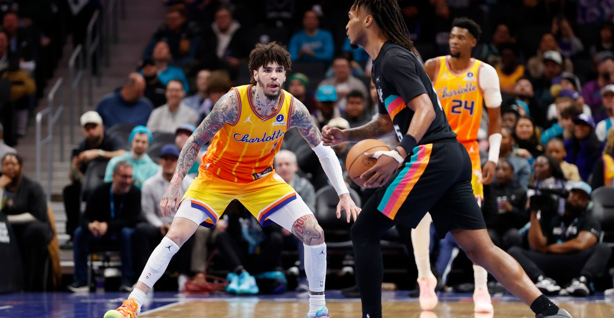 Spurs can’t rally past red hot Hornets in snowy Saturday matinee