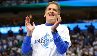 Mark Cuban clapping