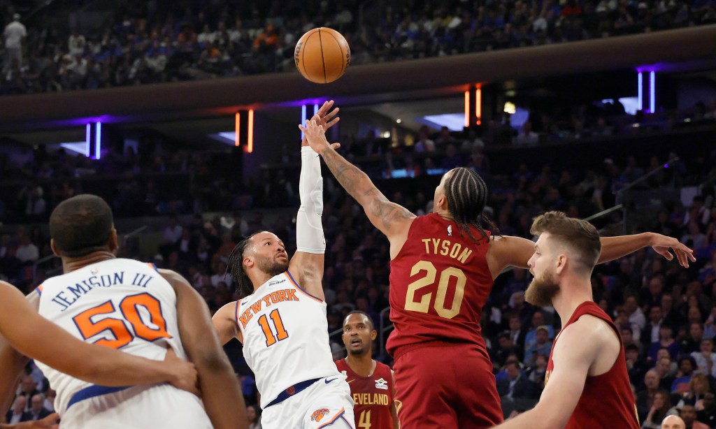 New York Knicks guard Jalen Brunson goes up for a shot as Cleveland Cavaliers forward Jaylon Tyson.
