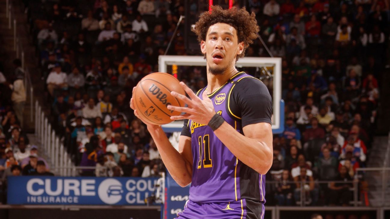 Lakers' Hayes suspended one game for pushing Wizards' mascot