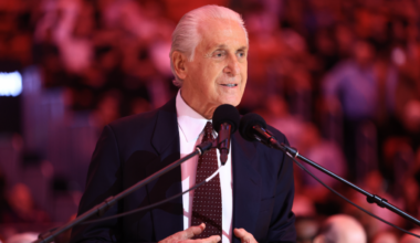 Lakers unveil Pat Riley statue, team's first coach to receive such an honor