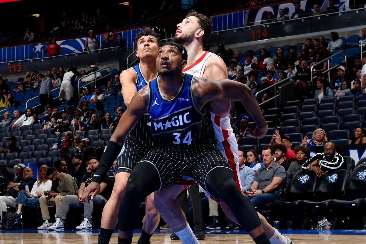 Wendell Carter Jr. (#34) of the Orlando Magic boxes out Alperen Sengun (#28) of the Houston Rockets during the game at the Kia Center in Orlando, Florida, February 26, 2026. (AFP Photo)