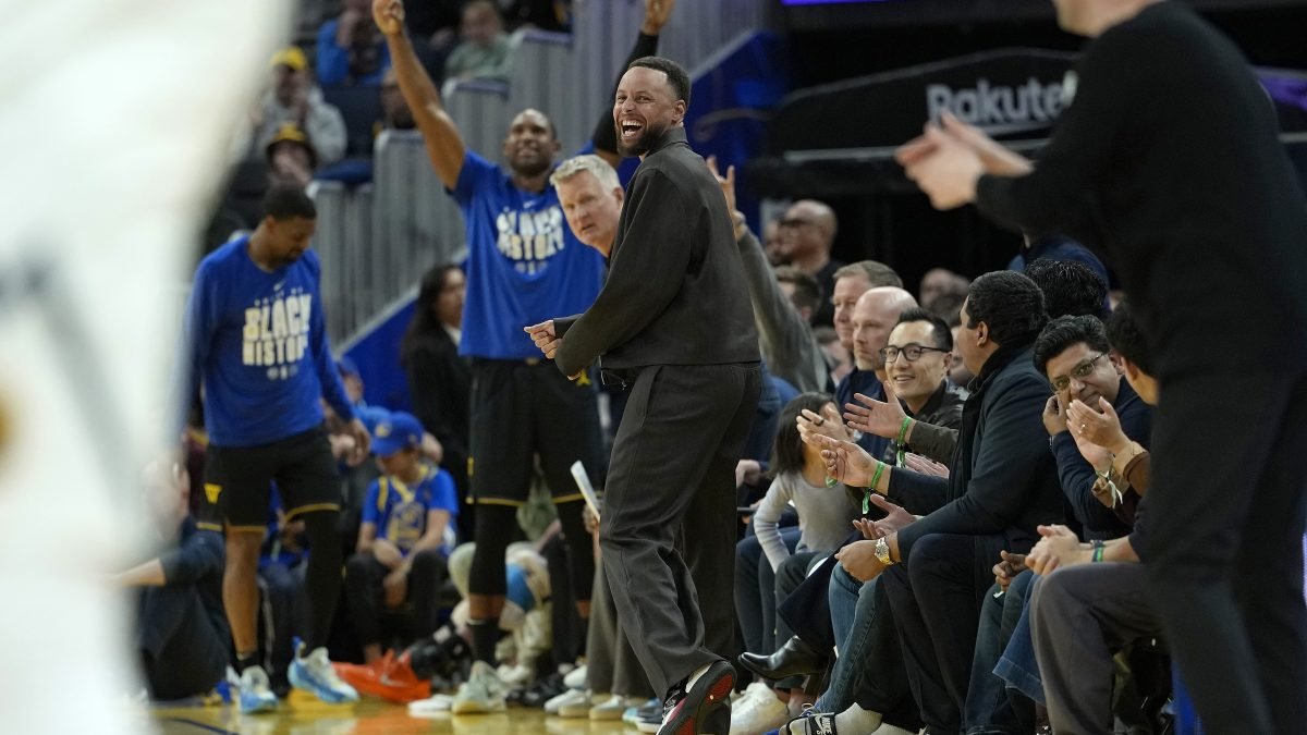 Steph Curry mimics Carmelo Anthony on Warriors’ sideline – NBC Bay Area