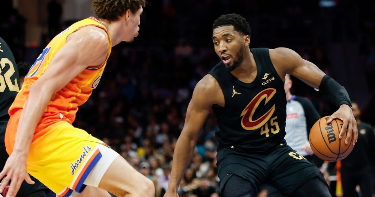 Donovan Mitchell scores 32 points as Cavaliers beat Hornets 118-113