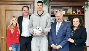 Elder Rasband meets with NBA player at Temple Square