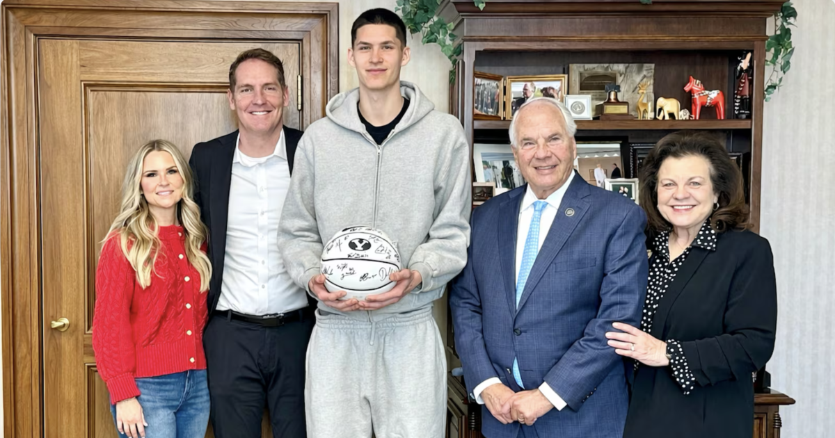 Elder Rasband meets with NBA player at Temple Square