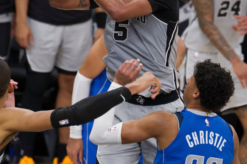 Castle's 40-point triple-double fuels surging Spurs past Mavericks for 4th straight victory