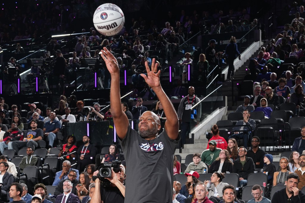 Basketball player Ron Harper Sr. shooting a three-point basket during the Kia Shooting Stars event.