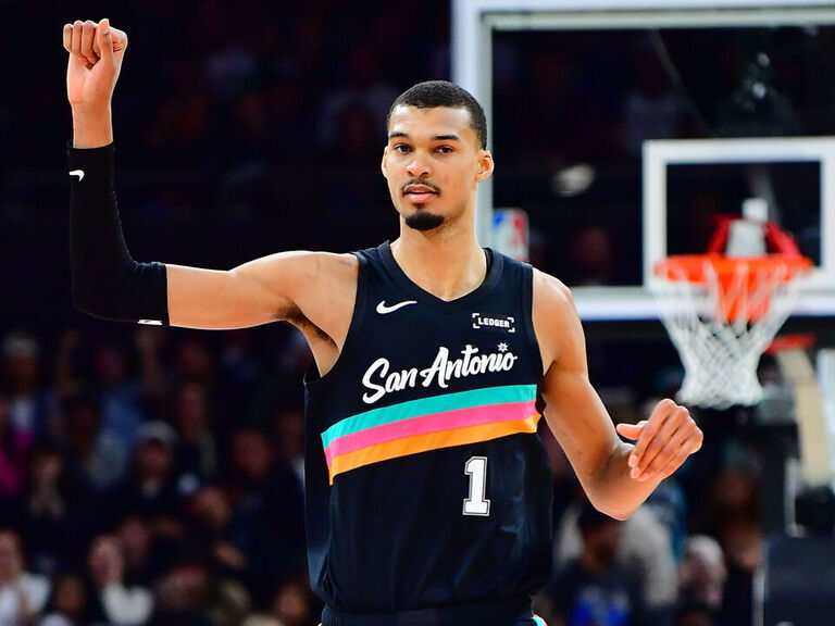 Wemby leads Spurs to 8th straight win