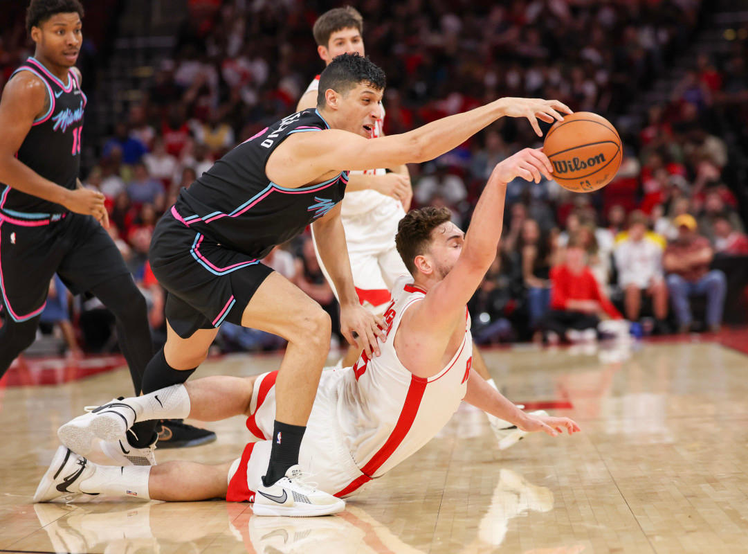 Miami Heat's Simone Fontecchio and Houston Rockets center Alperen Sengun battle for the loose ballThomas Shea-Imagn Images