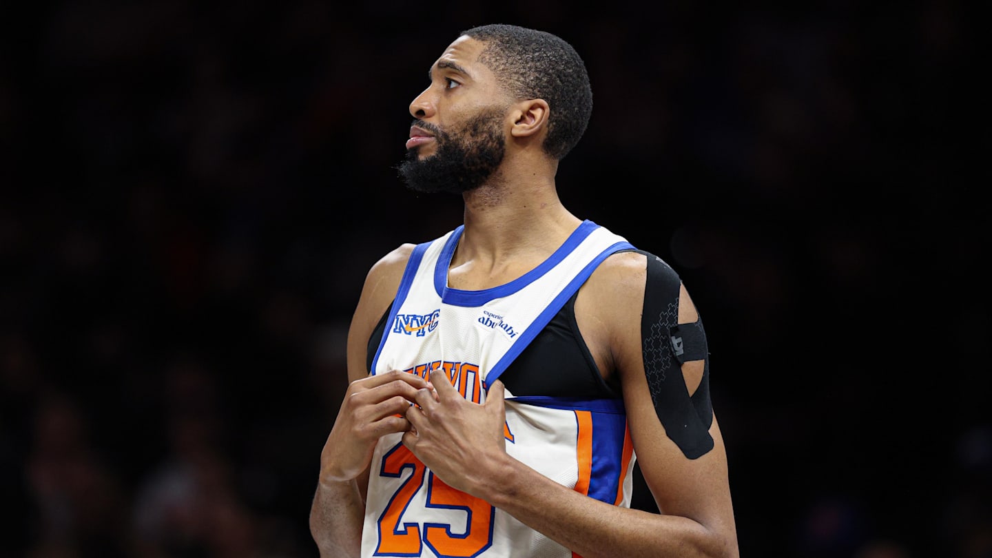 Mar 20, 2026; Brooklyn, New York, USA; New York Knicks guard Mikal Bridges (25) looks back during the first half against the Brooklyn Nets at Barclays Center. Mandatory Credit: Vincent Carchietta-Imagn Images