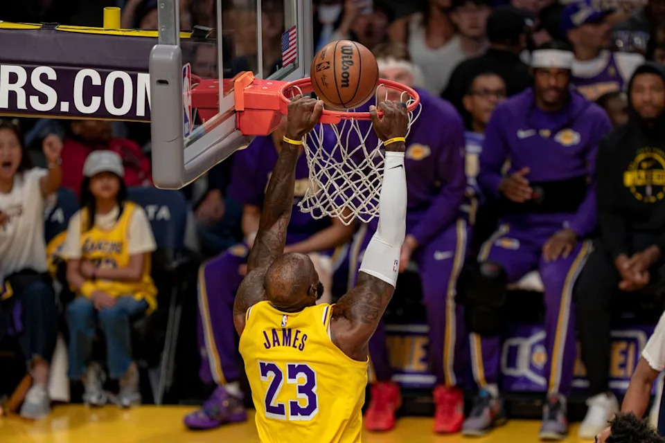 Los Angeles Lakers forward LeBron James (23) dunking during an NBA basketball game against the Washington Wizards on March 30th, 2026 in Los Angeles, CA.