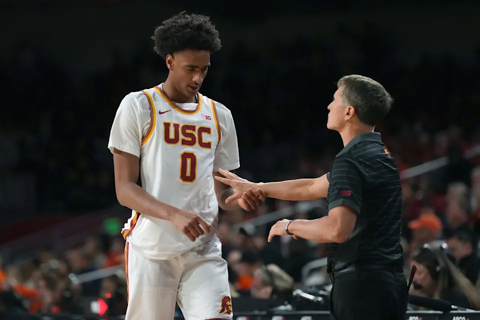 Feb 18, 2026; Los Angeles, California, USA; Southern California Trojans head coach Eric Musselman and guard Alijah Arenas (0) react against the Illinois Fighting Illini in the first half at Galen Center. Mandatory Credit: Kirby Lee-Imagn Images