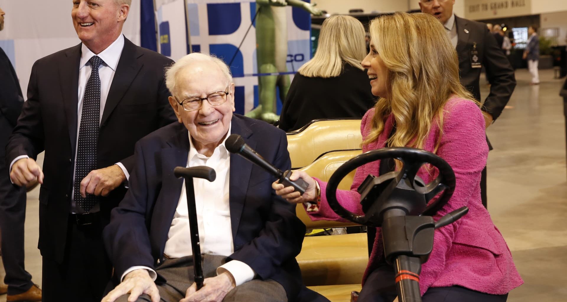 Warren Buffett teams up with Stephen Curry for charity lunch