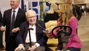 Warren Buffett teams up with Stephen Curry for charity lunch