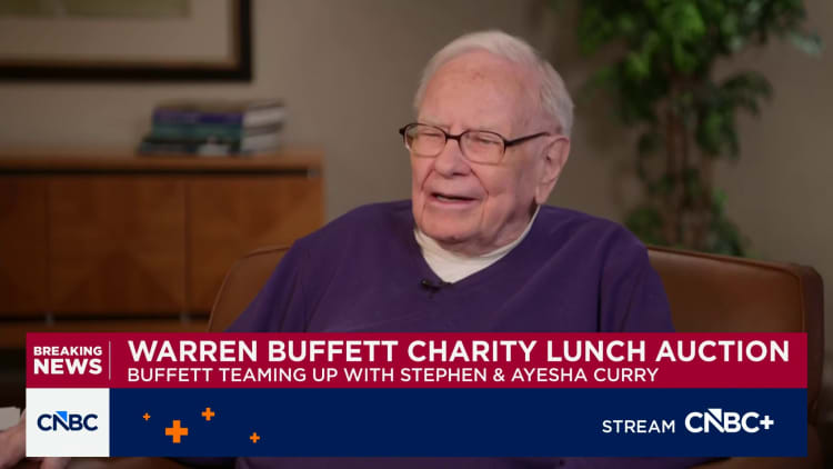 Warren Buffett teams up with NBA superstar Stephen Curry for charity lunch, reviving iconic auction