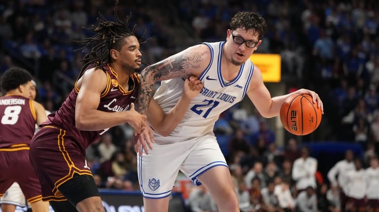 Saint Louis' Robbie Avila (21) dribbles as Loyola Chicago's Kayde...