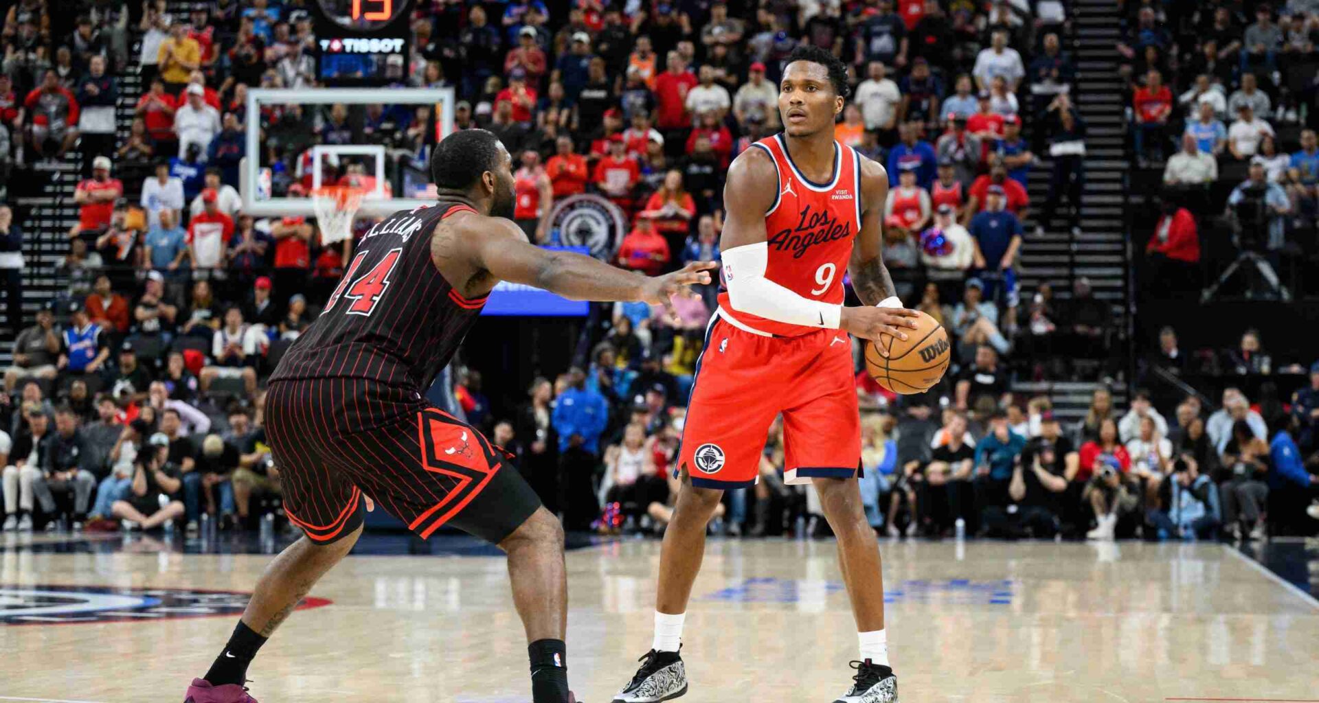 Clippers Bulldoze Chicago, Win 4th Straight
