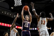 Illinois guard Keaton Wagler, center, shoots against Southern California guard Jordan Marsh,...