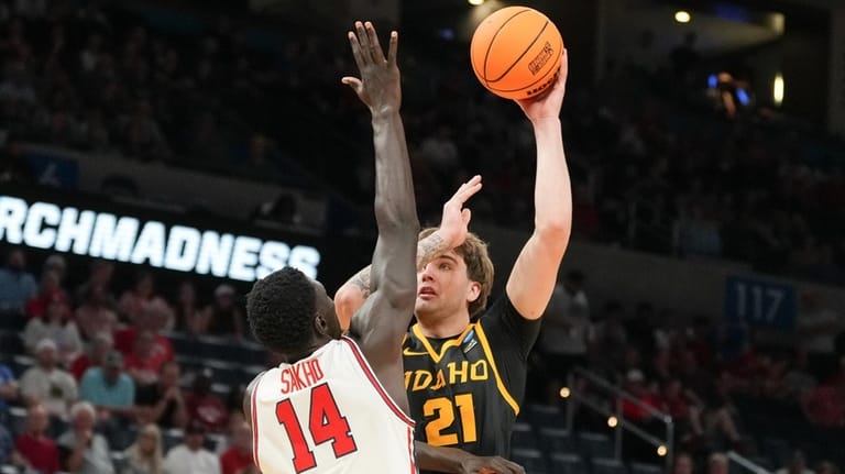 Idaho forward Seth Joba (21) shoots over Houston forward Kalifa...