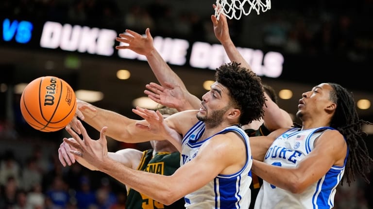 Duke forward Cameron Boozer vies for the ball with Siena...