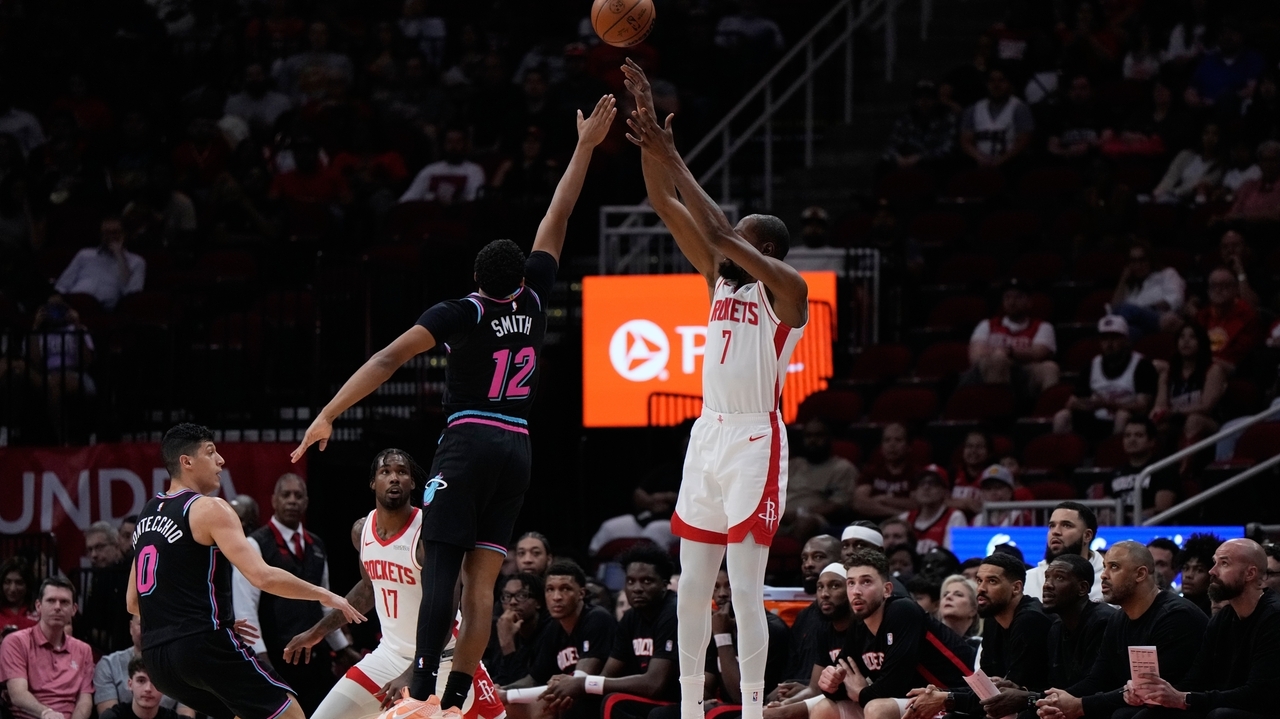 Durant passes Jordan, then Thompson tips in the winner in Rockets' 123-122 victory over Heat