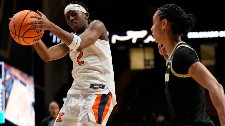 Illinois guard Destiny Jackson (2) pulls down a loose ball...