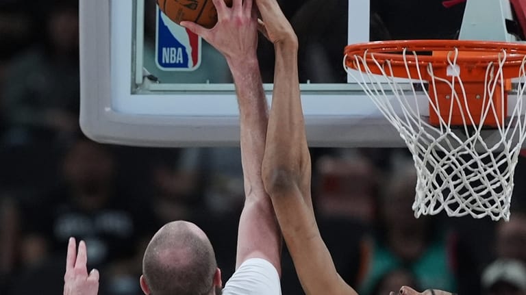 Indiana Pacers center Jay Huff (32) is blocked by San...