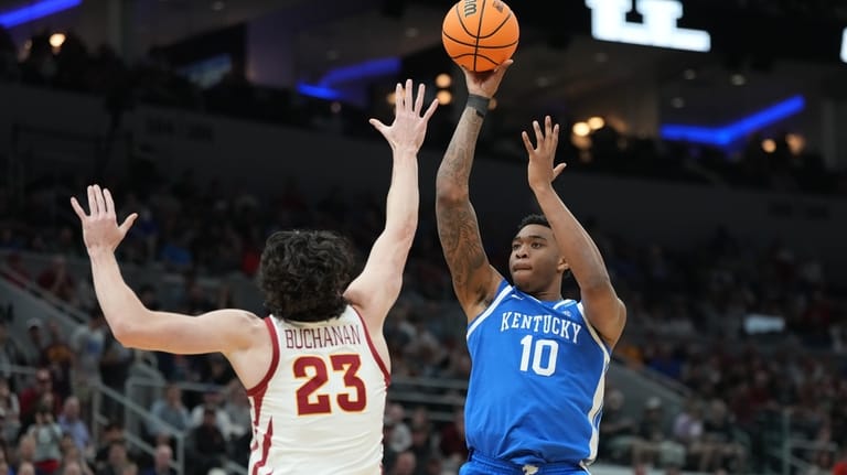Kentucky's Brandon Garrison (10) shoots over Iowa State's Blake Buchanan...