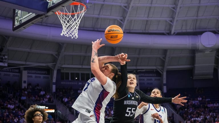 Washington center Yulia Grabovskaia (55) and TCU forward Marta Suárez...