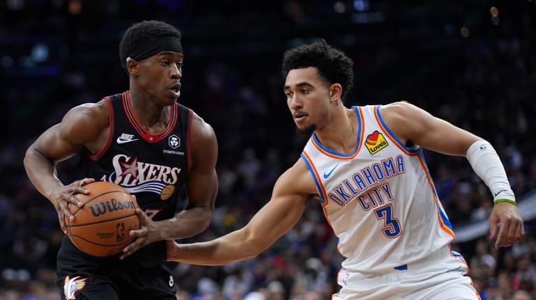 Philadelphia 76ers' Vj Edgecombe, left, tries to get past Oklahoma...