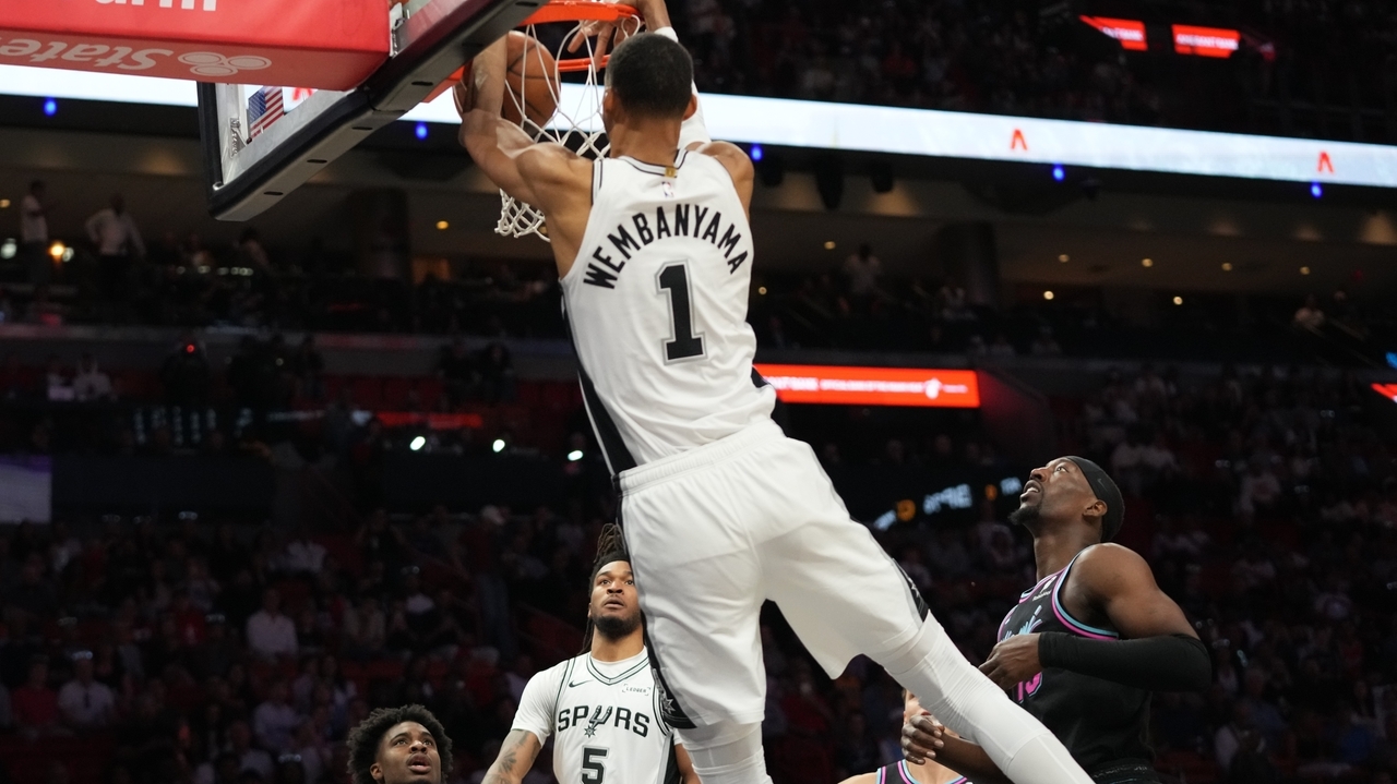 Wembanyama scores 26, red-hot Spurs roll past sliding Heat 136-111 and clinch Southwest Division