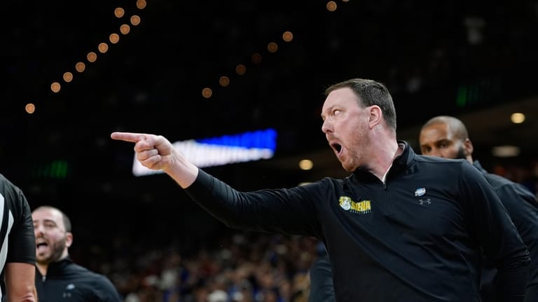 Siena head coach Gerry McNamara gestures during the second half...