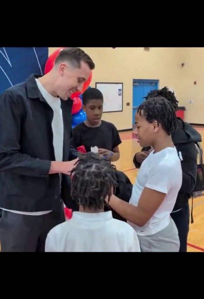 Pistons' Duncan Robinson signs autographs for SAY Detroit youth