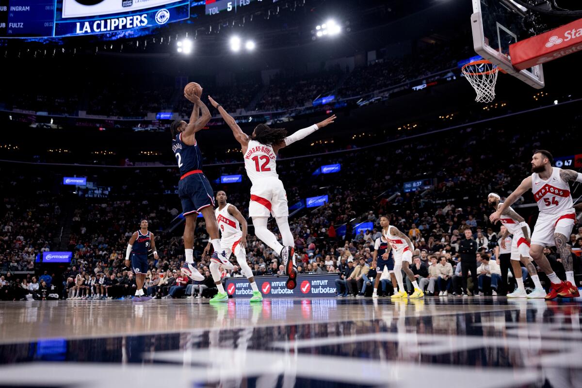 Kawhi Leonard shoots over Raptors forward Collin Murray-Boyles in the first half.