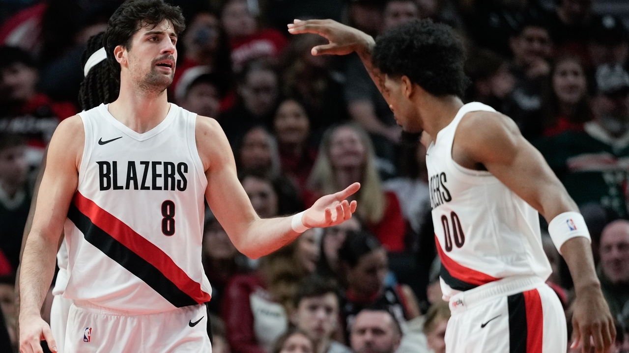 Henderson has 30 and the Trail Blazers rout the fading Bucks 130-99
