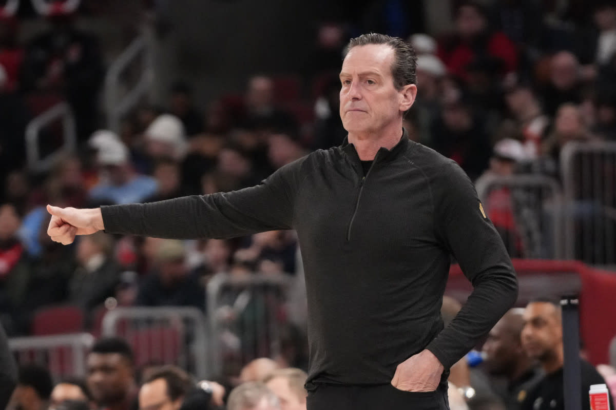 Cleveland Cavaliers Head Coach Kenny Atkinson gestures to his team against the Chicago Bulls during the second half at United Center.<br> © David Banks-Imagn Images