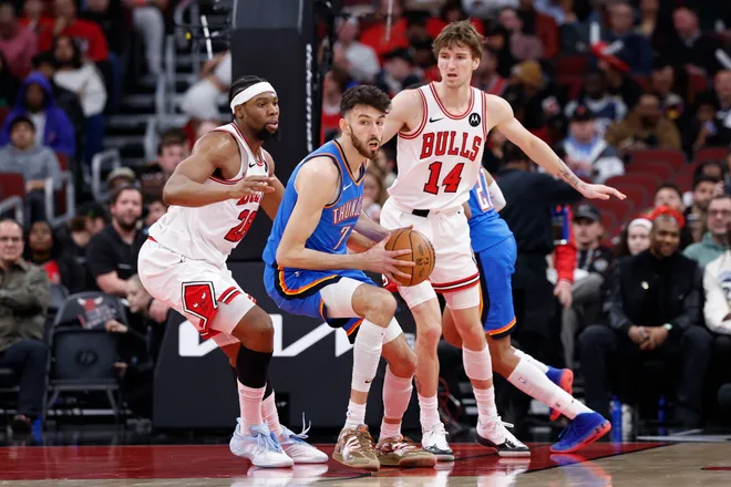 Mar 3, 2026; Chicago, Illinois, USA; Chicago Bulls forward Guerschon Yabusele (28) defends against Oklahoma City Thunder center Chet Holmgren (7) during the first half at United Center. Mandatory Credit: Kamil Krzaczynski-Imagn Images