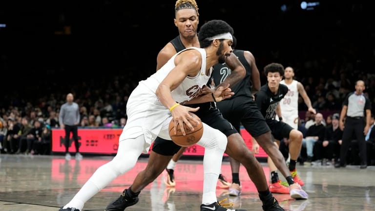 Cleveland Cavaliers center Jarrett Allen (31) drives past Brooklyn Nets...