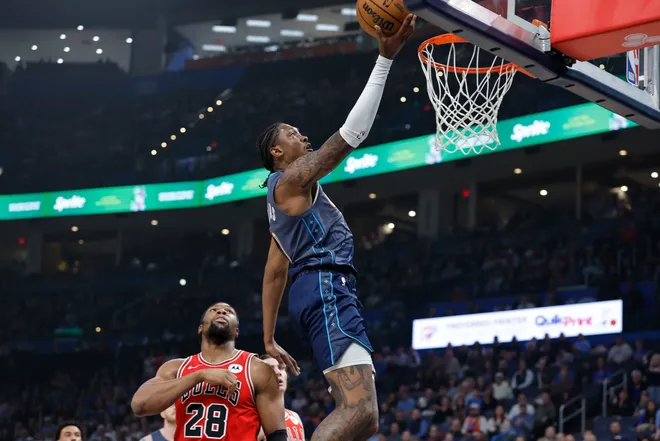 Mar 27, 2026; Oklahoma City, Oklahoma, USA; Oklahoma City Thunder guard Jalen Williams (8) goes up for a basket in front of Chicago Bulls forward Guerschon Yabusele (28) during the first half at Paycom Center. Mandatory Credit: Alonzo Adams-Imagn Images